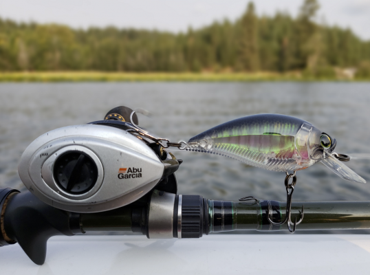Gear
It can be fished on a standard cranking rod with either monofilament of fluorocarbon. The bait will dive down to five feet at max and by upsizing your line or using mono, you can get the bait to run shallower if desired.